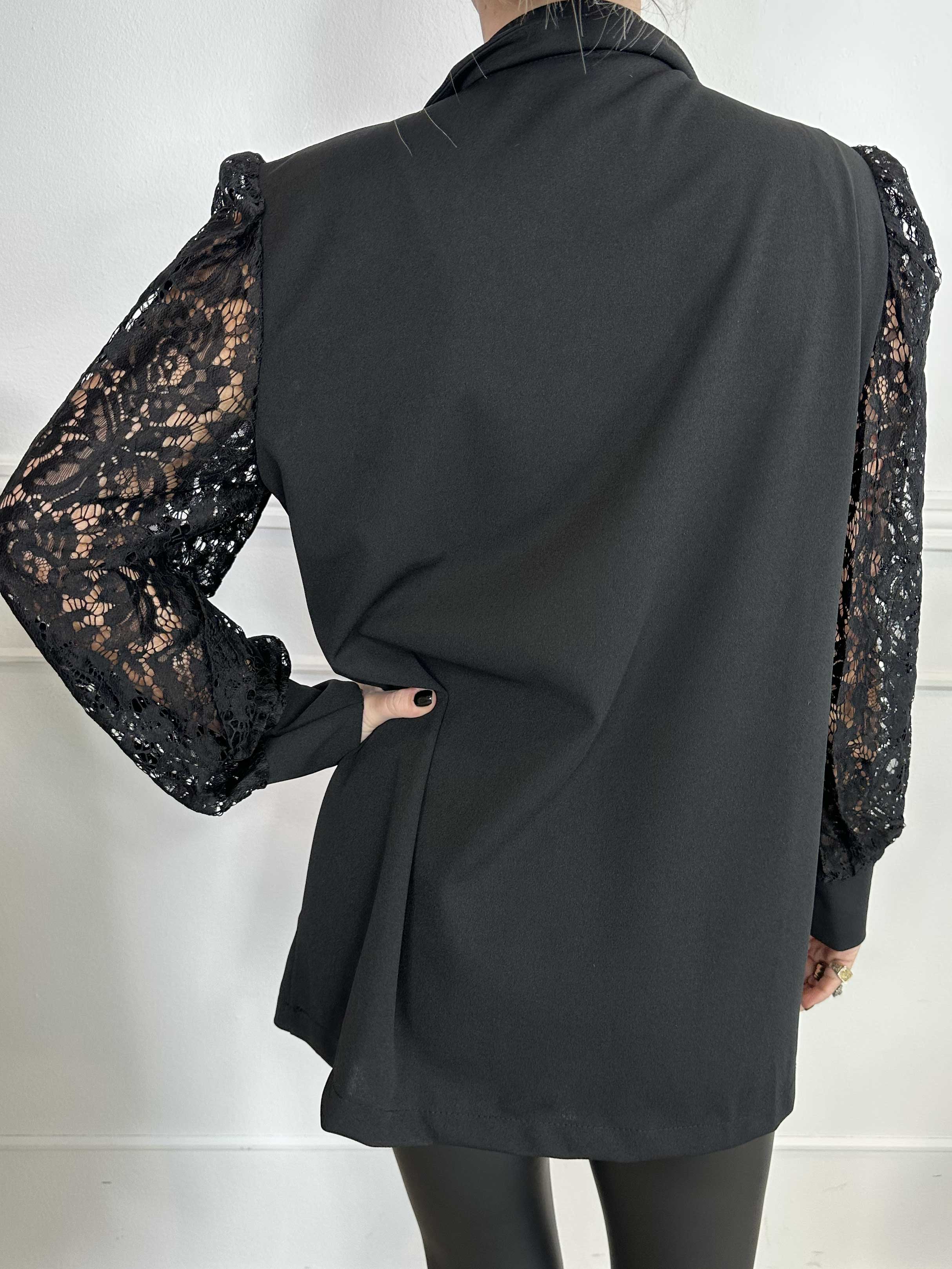 Kata Lace - Oversized blazer med ärmar i spets